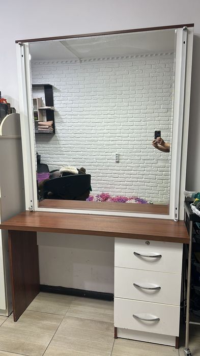 Стол с ящиками и большим зеркалом