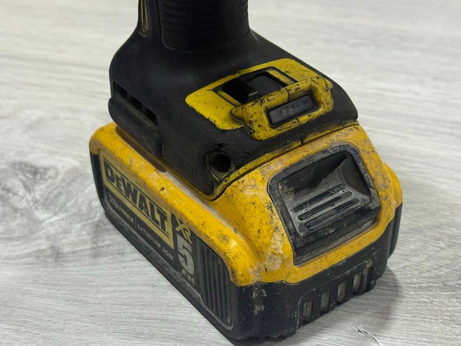 Акумулаторен ударен гайковерт DeWALT DCF899P2 с батерия