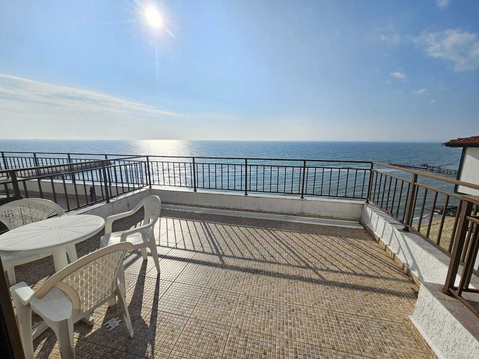 Просторен тристаен апартамент с фронтална гледка море, Първа линия