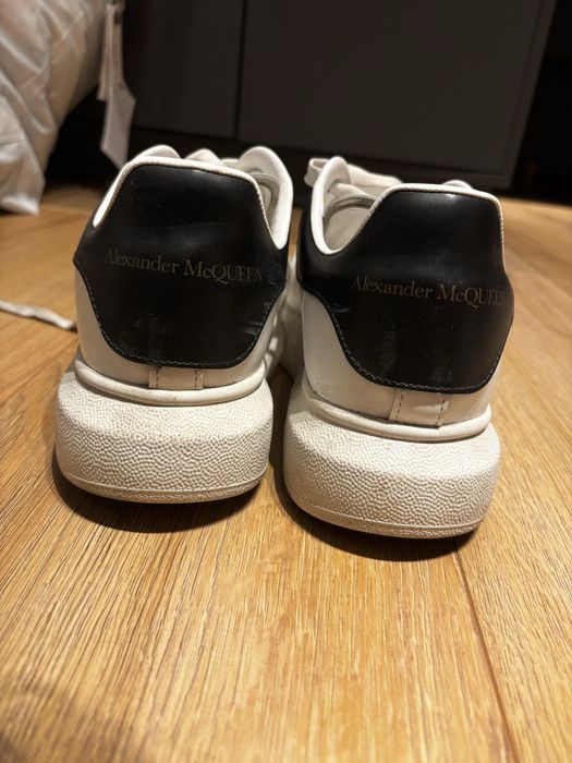 Mcqueen albi negru