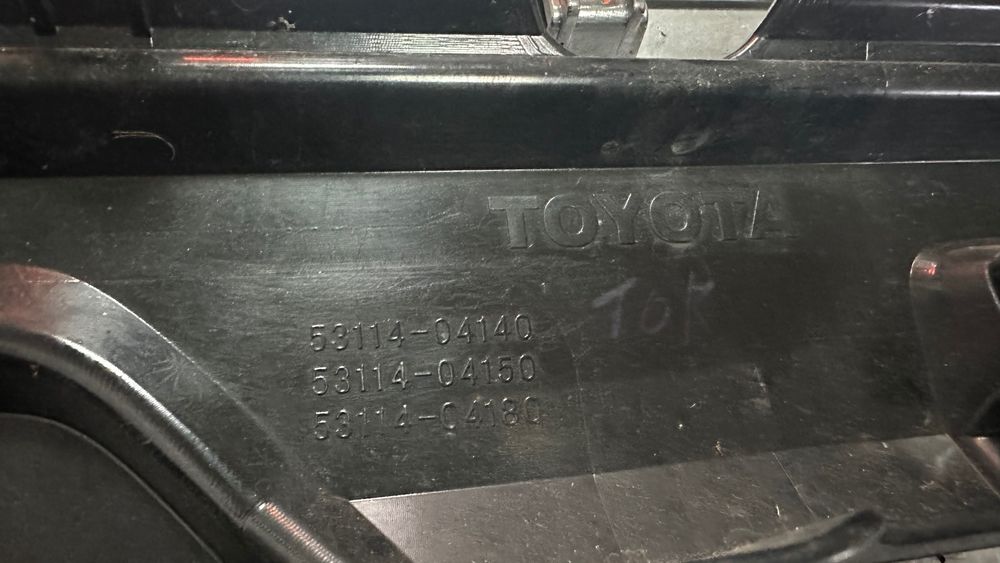 Оригинална предна решетка за Toyota Tacoma