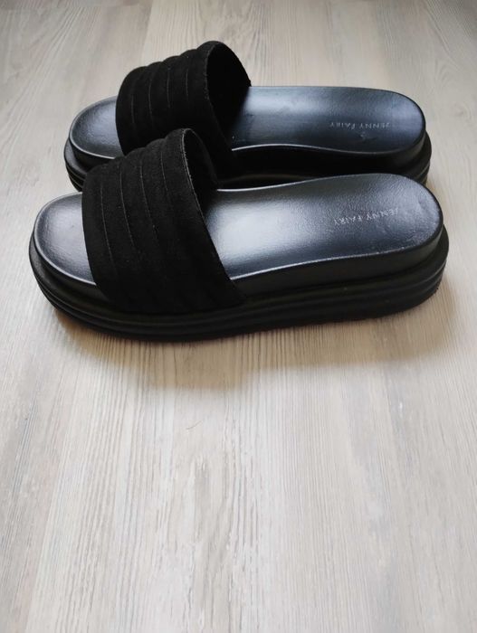 Vând o pereche de slapi de damă