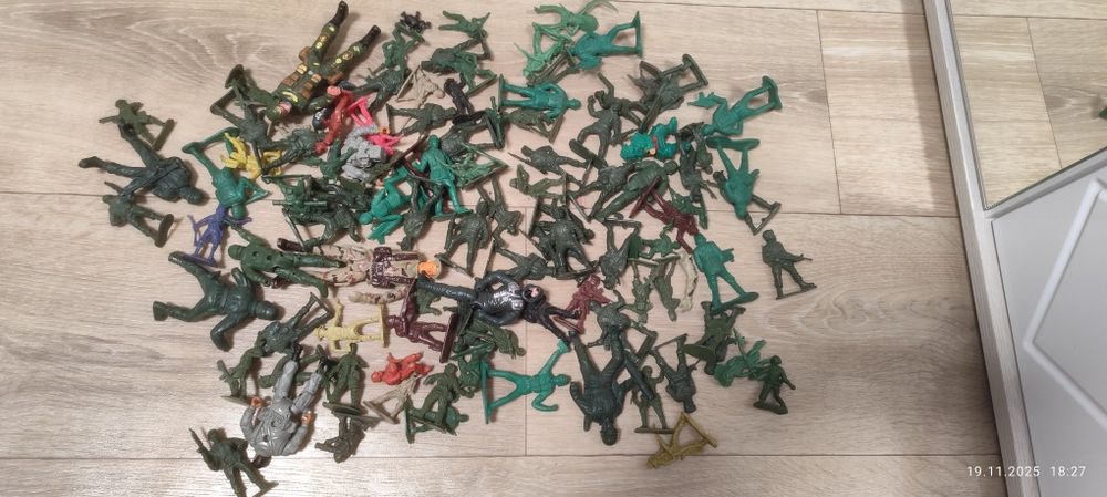 Солдатиков продам