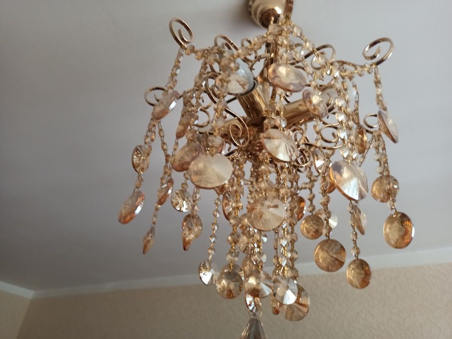 Продам красивую люстру