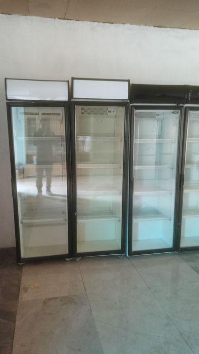 Витринные холодильники.