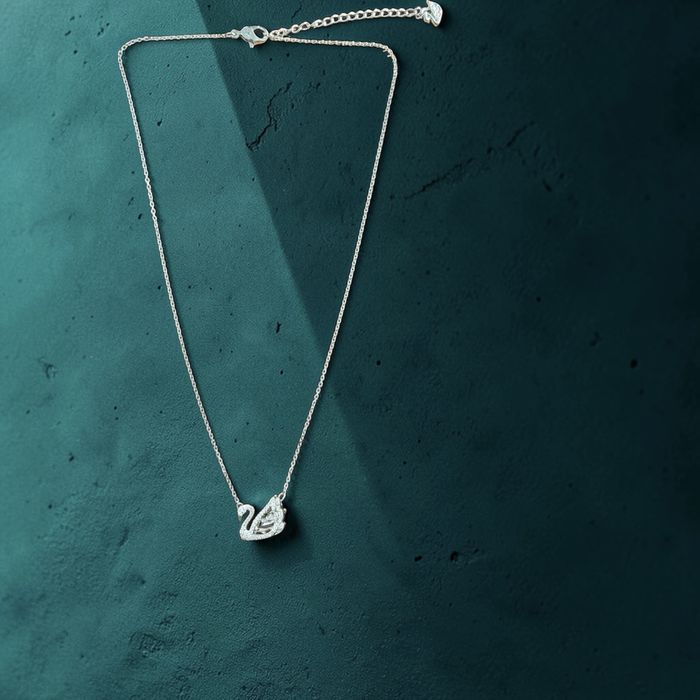 Colier Swarovski Swan cu cristale, argintiu, cu cutie și acte