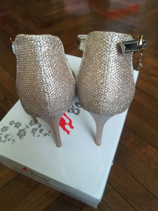 Sandale elegante aurii