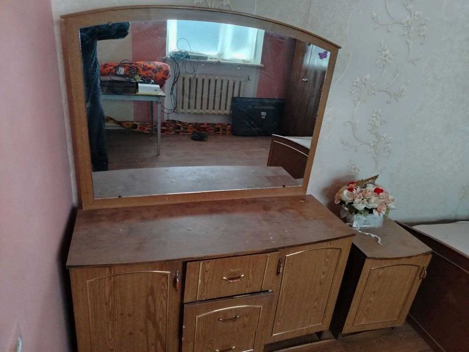 Диван+кресло кожанные-новые, раскладные-БУ. Шкаф, сервант.