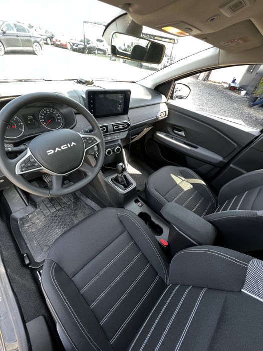 Inchiriez Dacia Logan 2023 automat