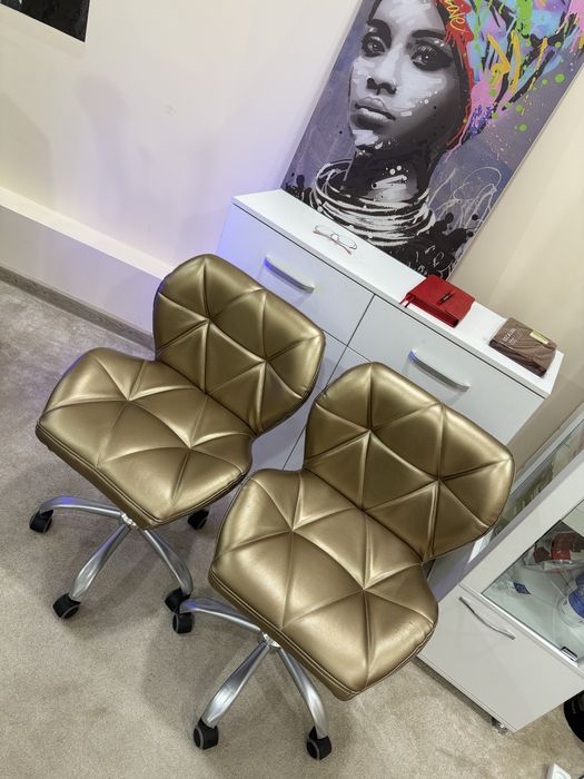 Продаю косметологическое стулья и лампу лупу