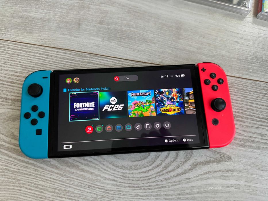 Nintendo Switch OLED 64GB + 64GB SD card, 7 игри, 2 контролера