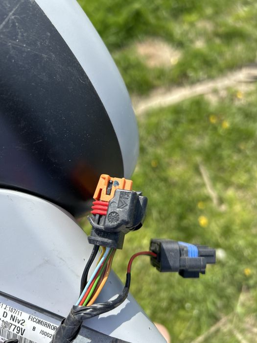 Vand sau schimb cu o pereche de ochelari polaroid noi