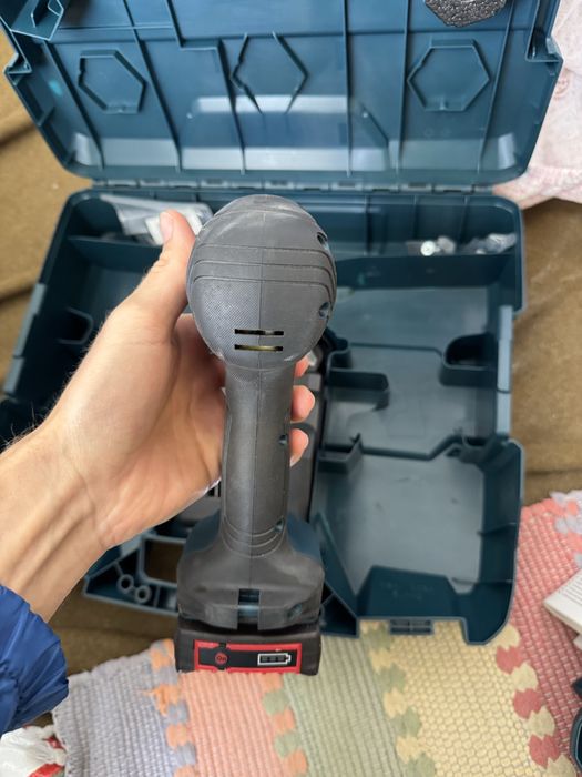 Filetantă / mașină de găurit Bosch Brushless GSB 18V-55 aproape nouă, stare impecabilă