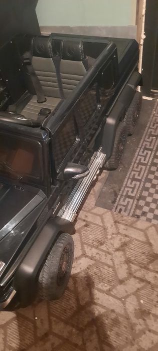 Детская машинка на аккумуляторе.