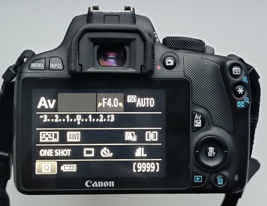 Canon eos 100d (Touch screen, 18Mp, Full HD)