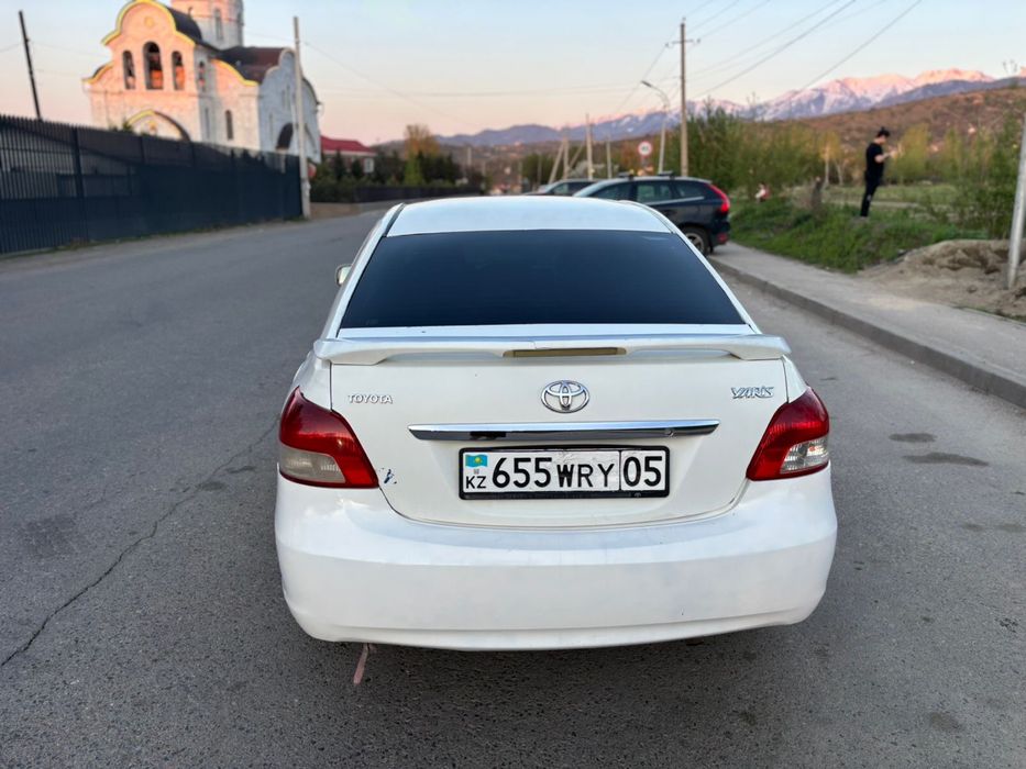 Toyota Yaris 2010 седан