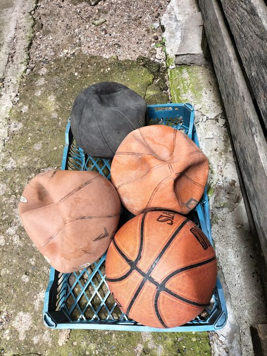 Продам спортивные мячи разные.