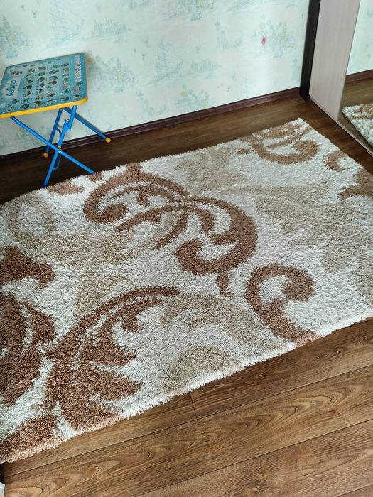 Продам два ковра БУ