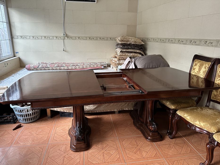 Продам большой стол с 8 стульями