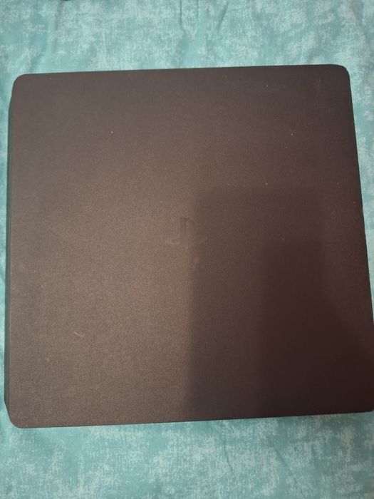 Ps4 slim+doua jocuri, 500gb, cablu HDMI, alimentare si USB. Fara controller.
