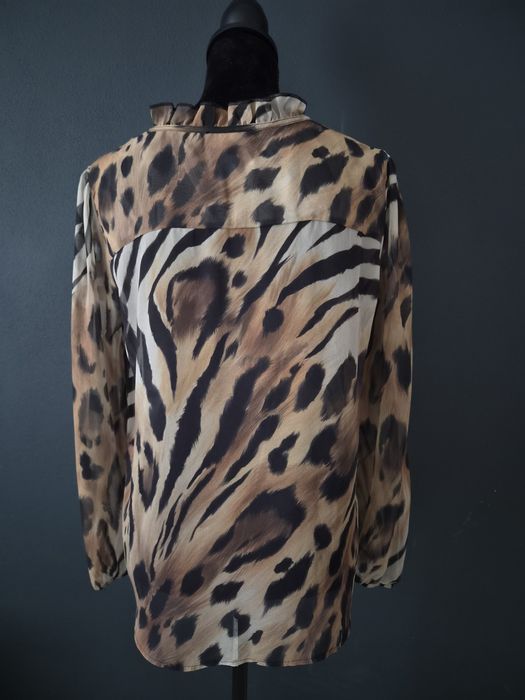 Bluză Monari mărime 38, imprimeu animal print (zebră/leopard), guler cu volănașe și șnur de legat