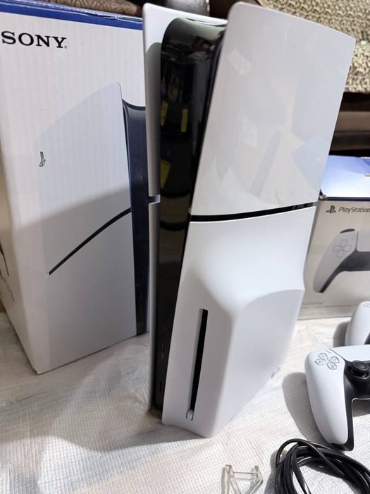 Sony PlayStation PS5 с 2 геймпадами
