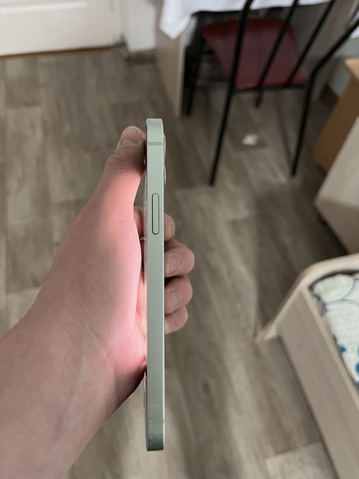 Продам Айфон 12