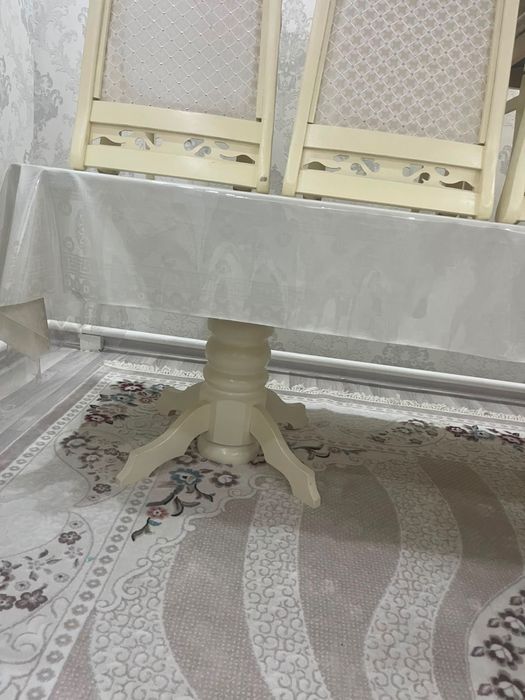 Стол и стуля для гостиной