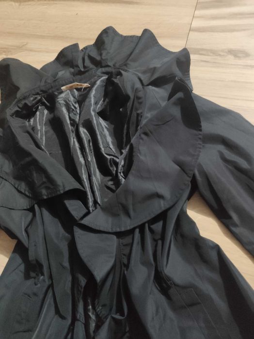 Trenci impermeabil pentru dimineți răcoroase