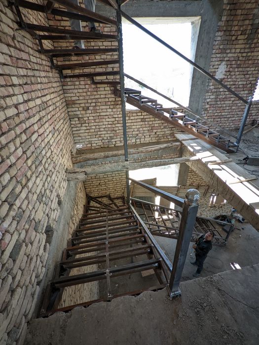 Сварщик работает лестницы навесы перилы zina lesnitsa