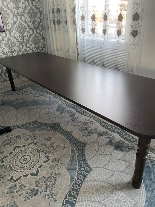 Стол для большой семьи