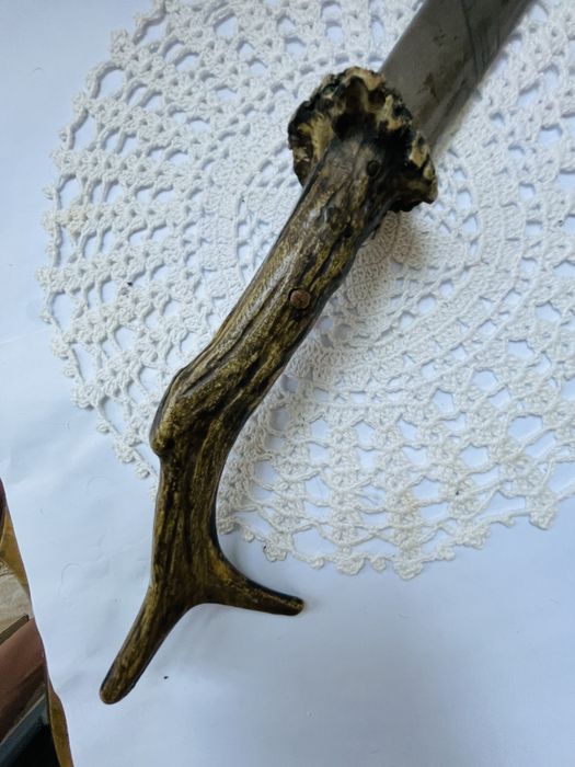 Красив стоманен нож с рог