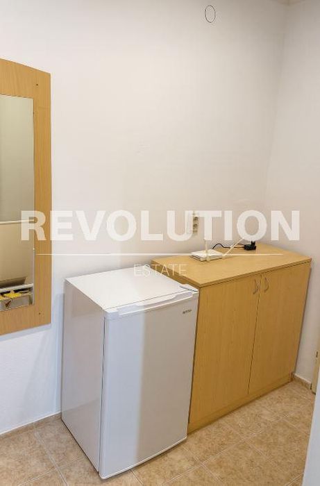 Дава се под наем Едностаен апартамент в Варна, ВИНС - 30 кв.м за 225 € - Снимка #2