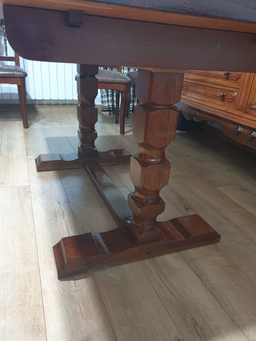 Masa din lemn masiv.