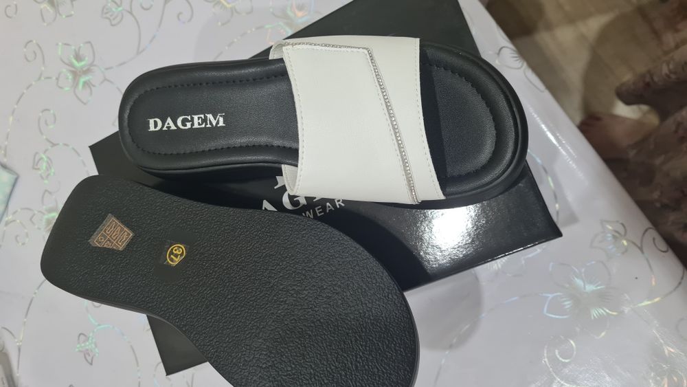 Новые Кожаные шлепки