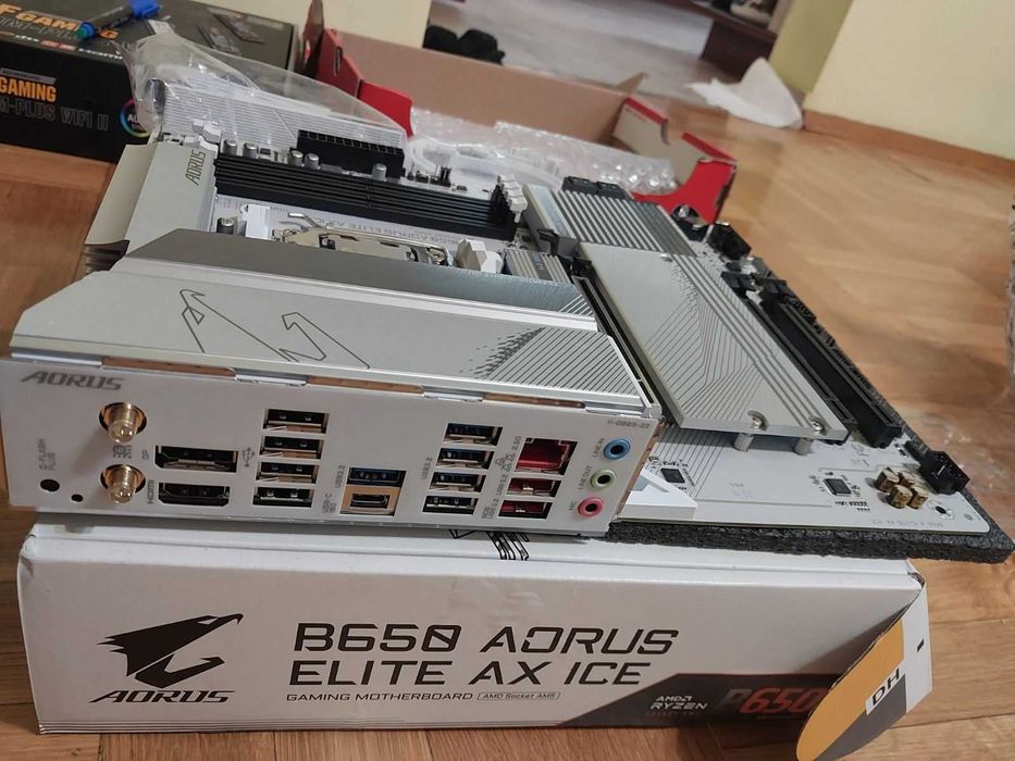AMD Ryzen 7 9800X3D + Gigabyte B650 Aorus Elite AX ICE Wi-Fi