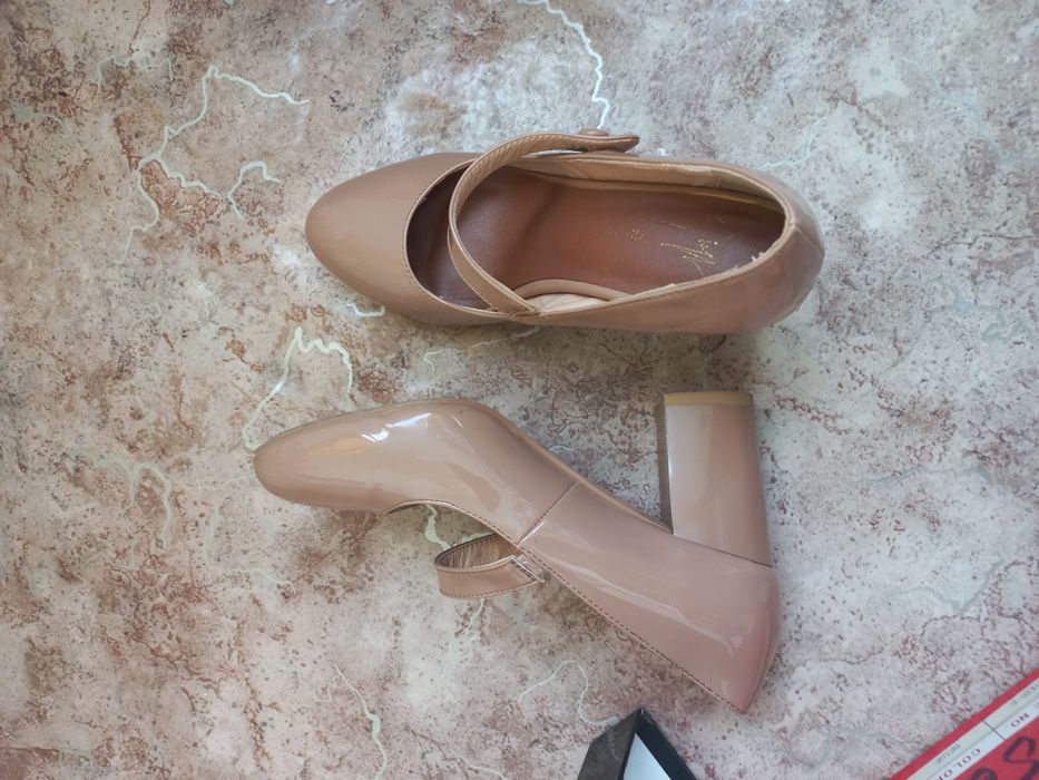 Продам женские туфли