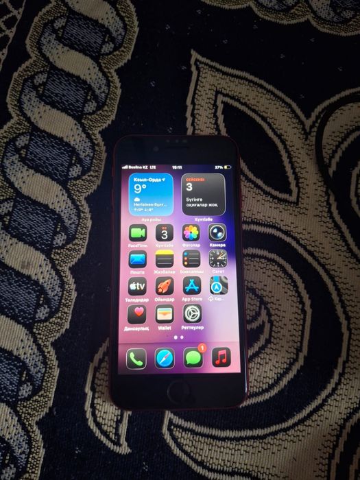 Айфон се 2020 қызыл түсті