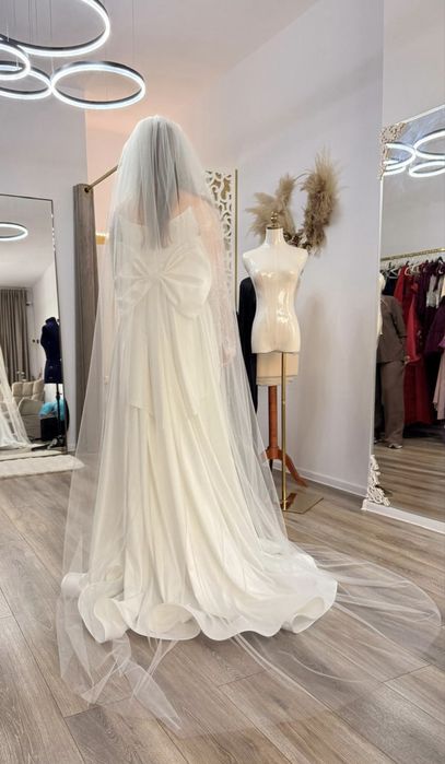 Rochie de mireasă unicat – impecabilă, cu voal și trena detașabilă