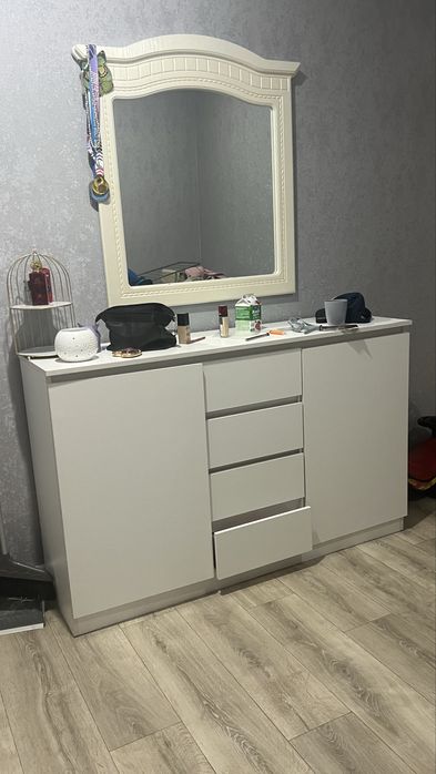 Комод с зеркалом
