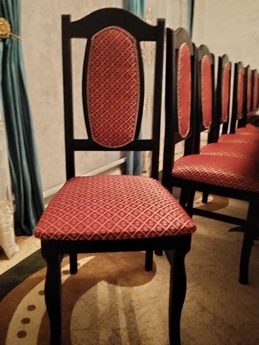 Продам стол и стулья для гостиной