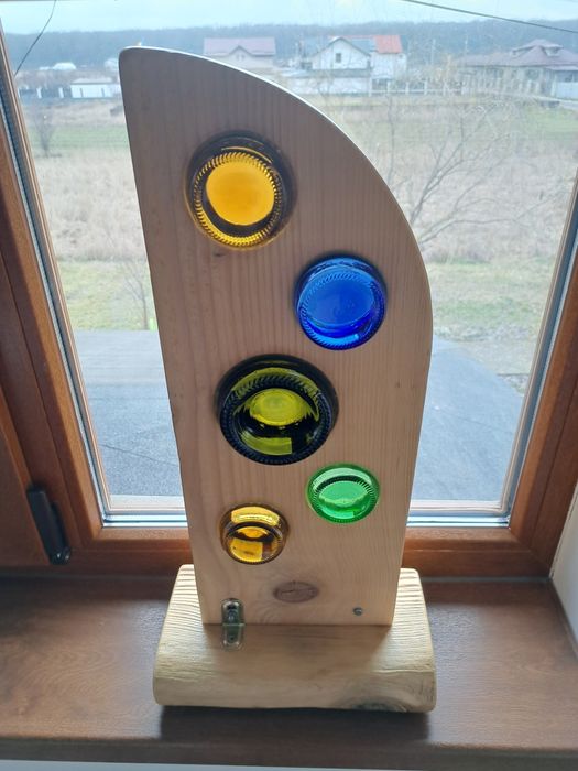 Decorațiune din lemn și sticlă reciclate  .