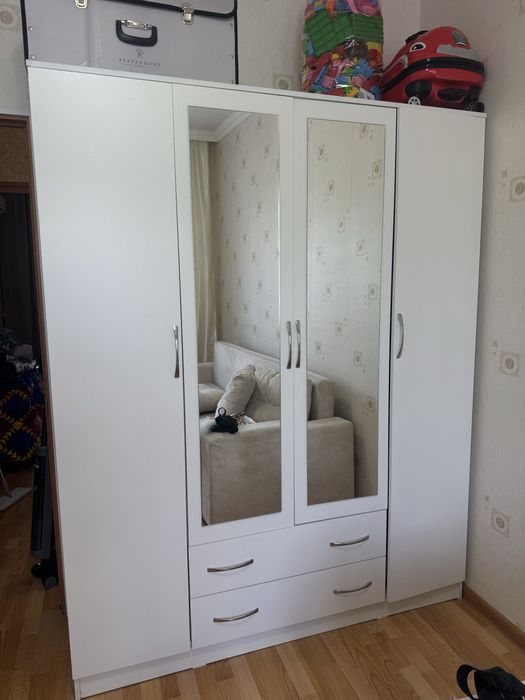 Распашной шкаф белого цвета 160×47×200 см