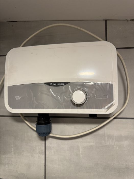 Instant apa calda ARISTON AURES Slim