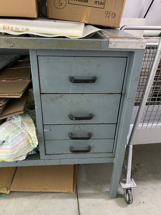 Метална работна маса