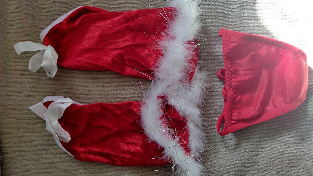 Коледна къса секси рокля-туника, мини размер с пухче и къси ръкавици.