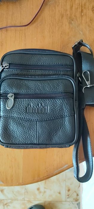 Продавам мъжки черни чанти от естествена кожа с пет отделения с цип