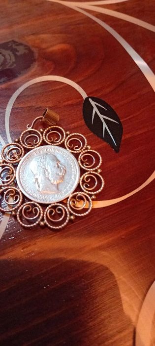 Сребърен медалист с монета, и стар пръстен с естествен камък.