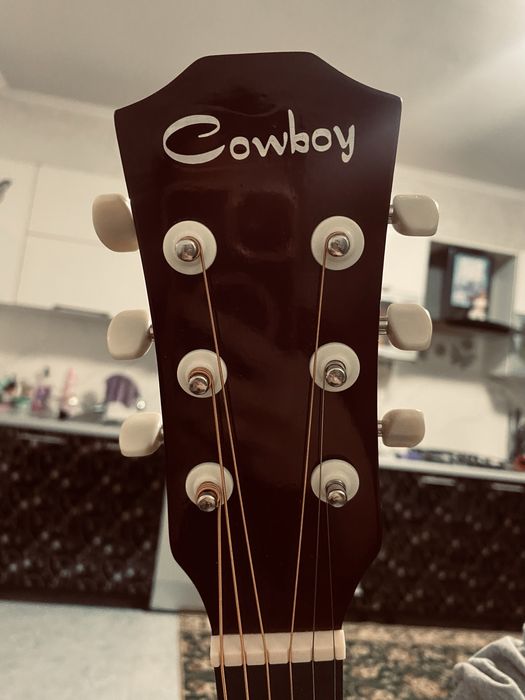 Продам гитару стоит без дела