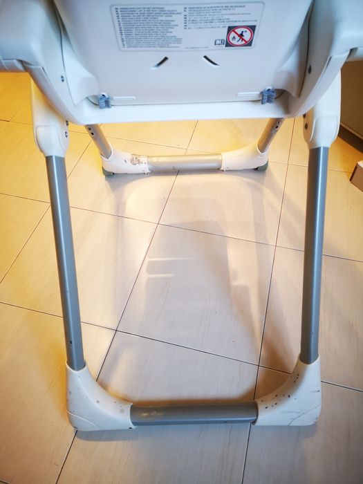 Scaunul de masă Mimzy Recline fără tava.